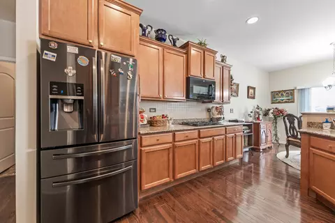 Kitchen - 731 Slate Run, Elgin, IL 60124 photo 2 of 3