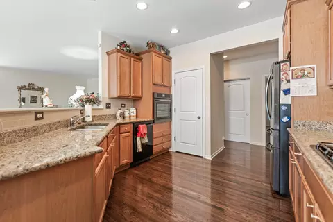 Kitchen - 731 Slate Run, Elgin, IL 60124 photo 1 of 3