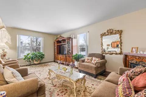 Living - 731 Slate Run, Elgin, IL 60124 photo 2 of 5