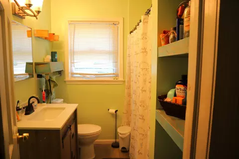 Bath - 15634 Ridgeway Ave, Markham, IL 60428 photo 2 of 3