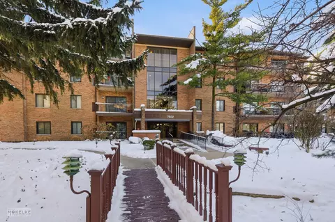 7502 Farmingdale Dr #206, Darien, IL 60561
