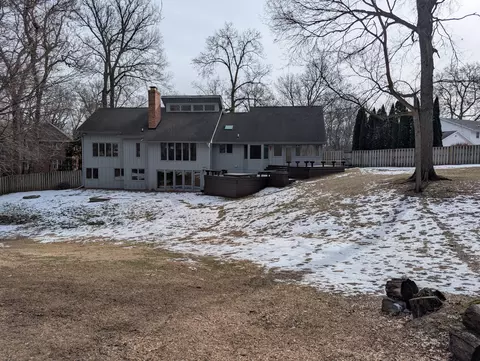 684 Sioux Dr, Freeport, IL 61032