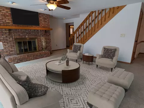 Living - 684 Sioux Dr, Freeport, IL 61032 photo 6 of 6