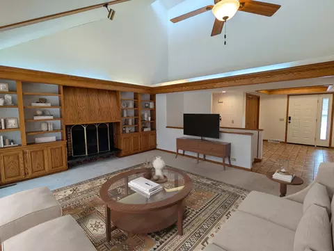 Living - 684 Sioux Dr, Freeport, IL 61032 photo 2 of 6