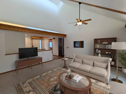 Living - 684 Sioux Dr, Freeport, IL 61032 photo 3 of 6