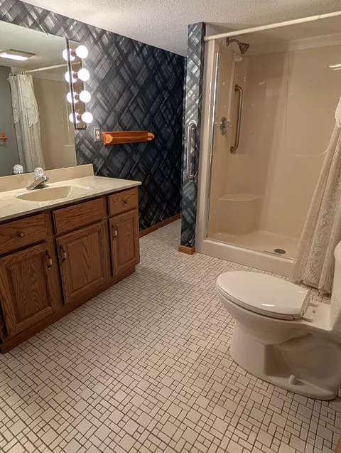 Bath - 684 Sioux Dr, Freeport, IL 61032 photo 3 of 3