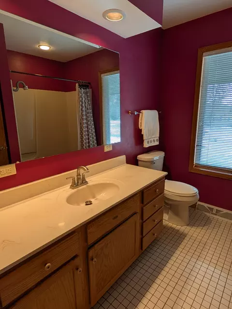 Bath - 684 Sioux Dr, Freeport, IL 61032 photo 1 of 3