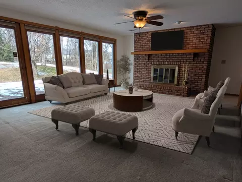 Living - 684 Sioux Dr, Freeport, IL 61032 photo 5 of 6