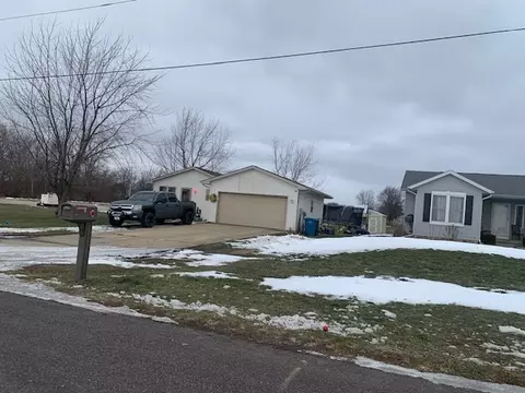 357 E Clay St, El Paso, IL 61738 photo 4