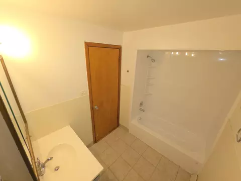 Bath - 934 E 84th Pl #B, Chicago, IL 60619 photo 1 of 3