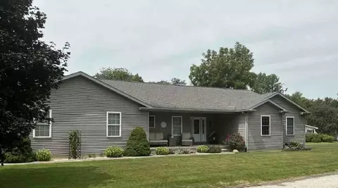 302 S Walnut St, Colfax, IL 61728