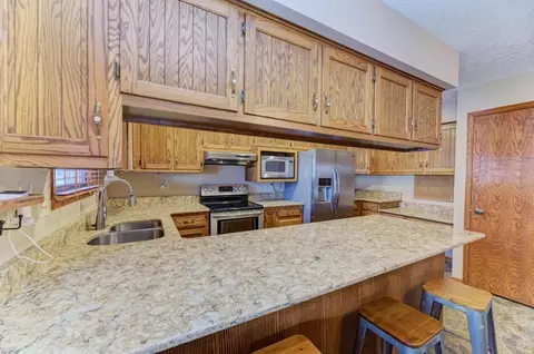 Kitchen - 2402 Chestnut Ln, Morris, IL 60450 photo 2 of 4