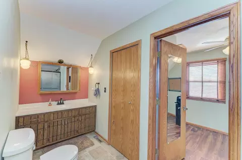 Bath - 2402 Chestnut Ln, Morris, IL 60450 photo 2 of 3