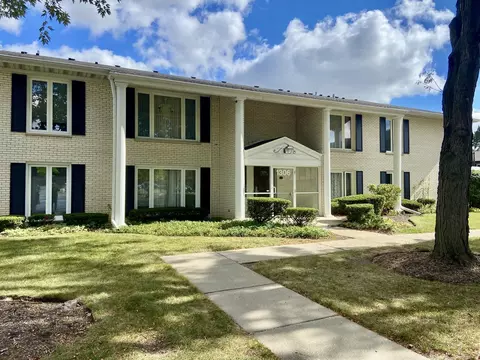 1306 S New Wilke Rd #2B, Arlington Heights, IL 60005