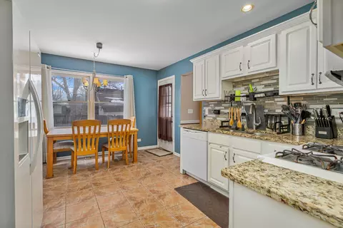 Kitchen - 2010 Primrose Dr, Plainfield, IL 60586 photo 3 of 4