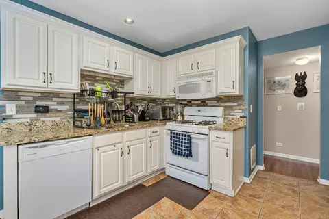 Kitchen - 2010 Primrose Dr, Plainfield, IL 60586 photo 2 of 4