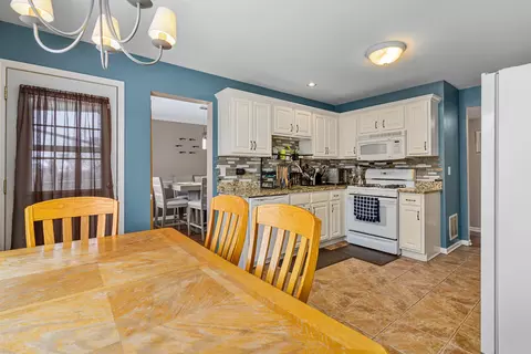 Kitchen - 2010 Primrose Dr, Plainfield, IL 60586 photo 4 of 4