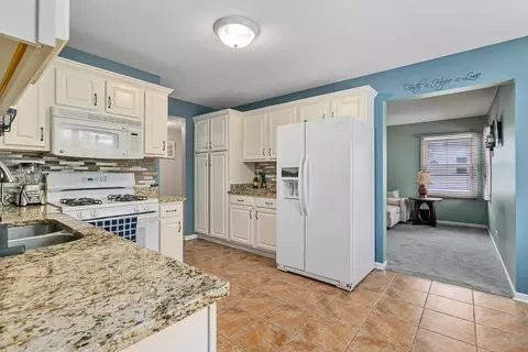 Kitchen - 2010 Primrose Dr, Plainfield, IL 60586 photo 1 of 4