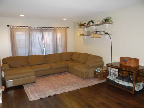 Living - 809 Douglas St, Morris, IL 60450 photo 2 of 3