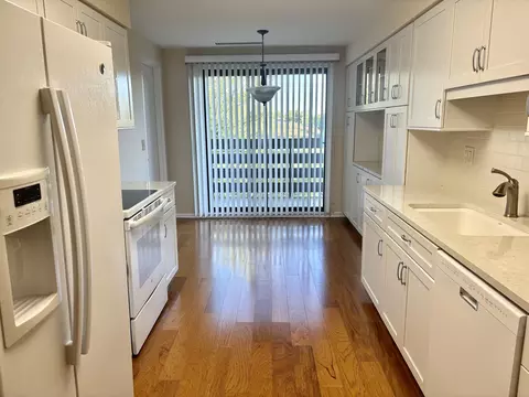 Kitchen - 2000 Chestnut Ave #407, Glenview, IL 60025 photo 1 of 2