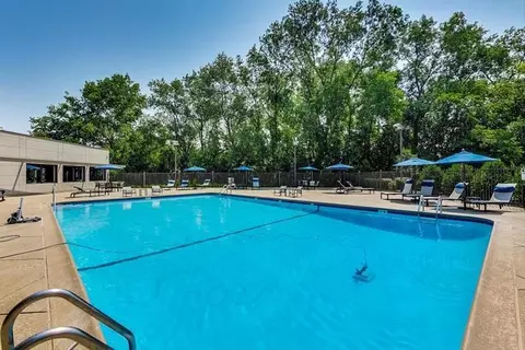 Exterior - 2000 Chestnut Ave #407, Glenview, IL 60025 photo 4 of 5