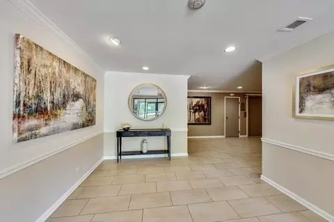 Entry Way - 2000 Chestnut Ave #407, Glenview, IL 60025 photo 2 of 3