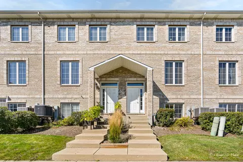 183 N East River Rd #F4, Des Plaines, IL 60016