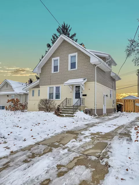 813 W Cleveland St, Freeport, IL 61032