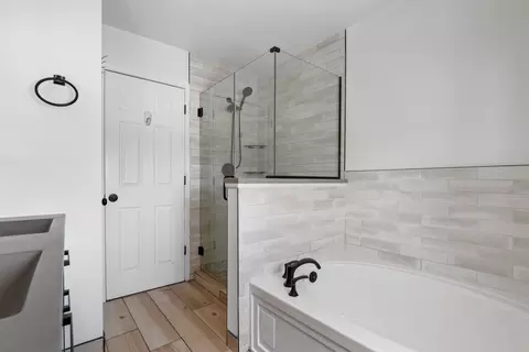 Bath - 2015 Brunswick Dr, Plainfield, IL 60586 photo 3 of 7