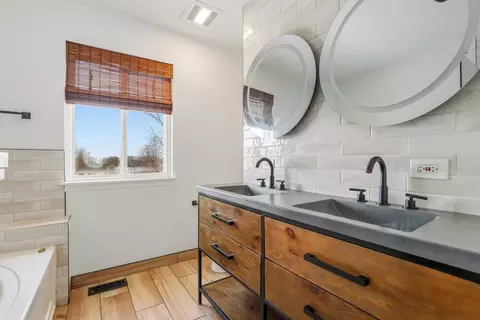 Bath - 2015 Brunswick Dr, Plainfield, IL 60586 photo 2 of 7