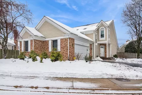 472 Park Barrington Dr, Barrington, IL 60010