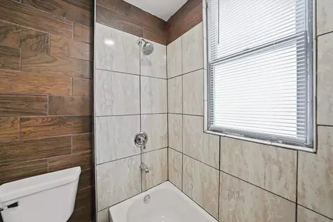 Bath - 27 E 117th Pl, Chicago, IL 60628 photo 2 of 3