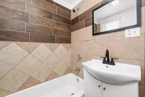 Bath - 27 E 117th Pl, Chicago, IL 60628 photo 1 of 3