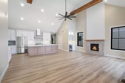 Living - 5 Beech Tree Pl, Ottawa, IL 61350 photo 5 of 9