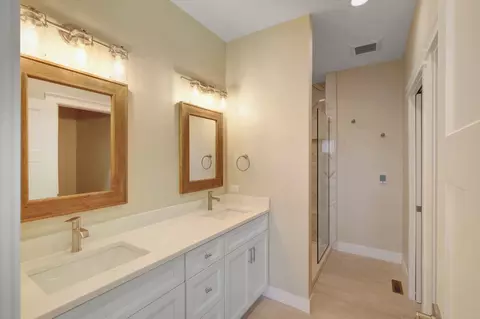 Bath - 5 Beech Tree Pl, Ottawa, IL 61350 photo 1 of 3