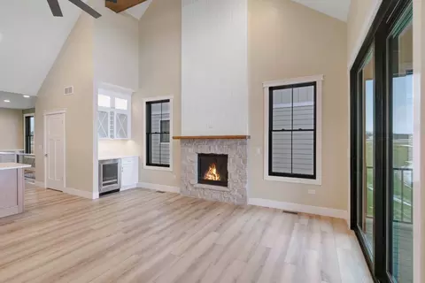 Living - 5 Beech Tree Pl, Ottawa, IL 61350 photo 4 of 9