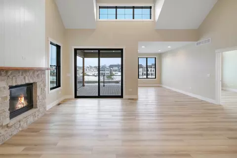 Living - 5 Beech Tree Pl, Ottawa, IL 61350 photo 2 of 9