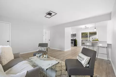 Living - 4304 Clearview Dr, Mchenry, IL 60050 photo 2 of 3