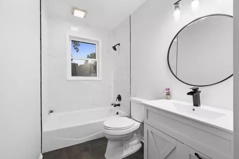 Bath - 4304 Clearview Dr, Mchenry, IL 60050 photo 1 of 1