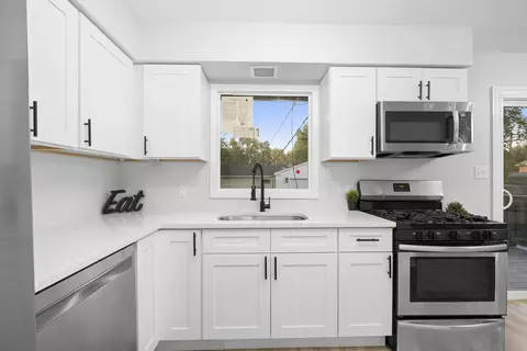 Kitchen - 4304 Clearview Dr, Mchenry, IL 60050 photo 2 of 3