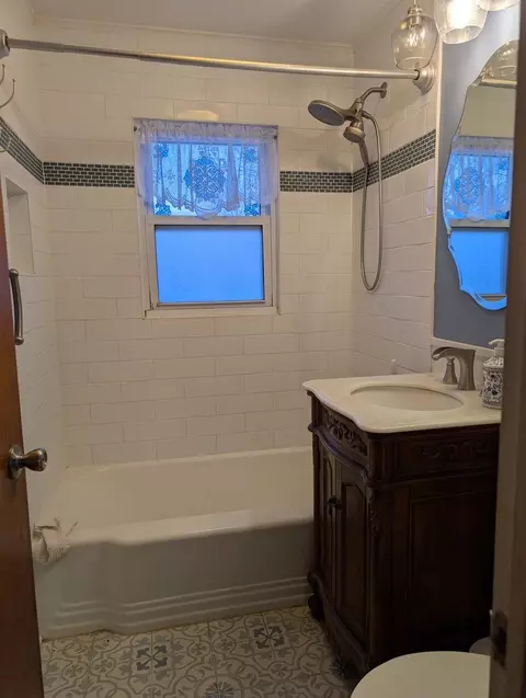 Bath - 3618 Maple Ave, Mchenry, IL 60050 photo 1 of 1