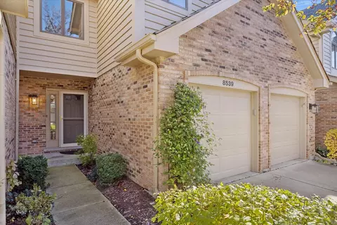 8539 Thistlewood Ct, Darien, IL 60561