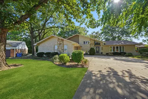 9047 W Oak Crest Ct, Palos Hills, IL 60465