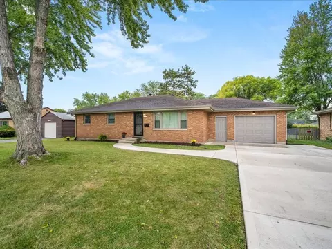 775 E State St, South Elgin, IL 60177