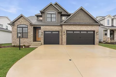 1403 Ravenwood Dr, Mahomet, IL 61853