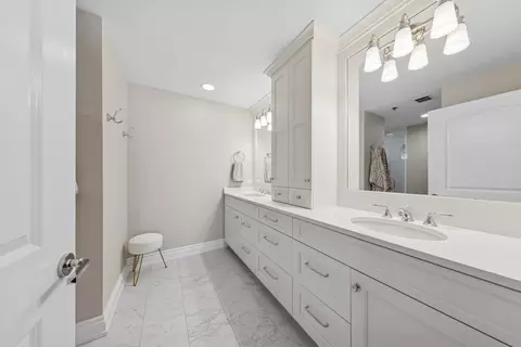 Bath - 57 E Delaware Pl #3906, Chicago, IL 60611 photo 1 of 3