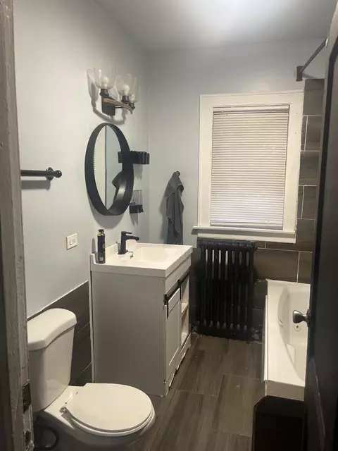 Bath - 237 W 114th St, Chicago, IL 60628 photo 3 of 5