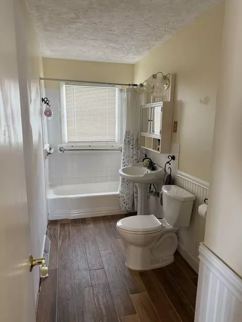 Bath - 805 5th Ave, Dixon, IL 61021 photo 1 of 2