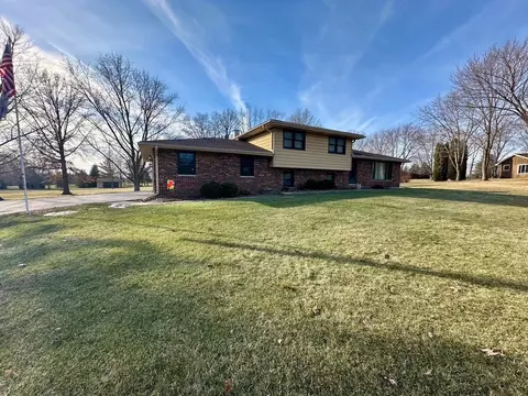 15 Navajo Ct, Oswego, IL 60543