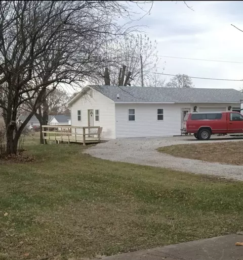 44 Lafayette St, Saunemin, IL 61769